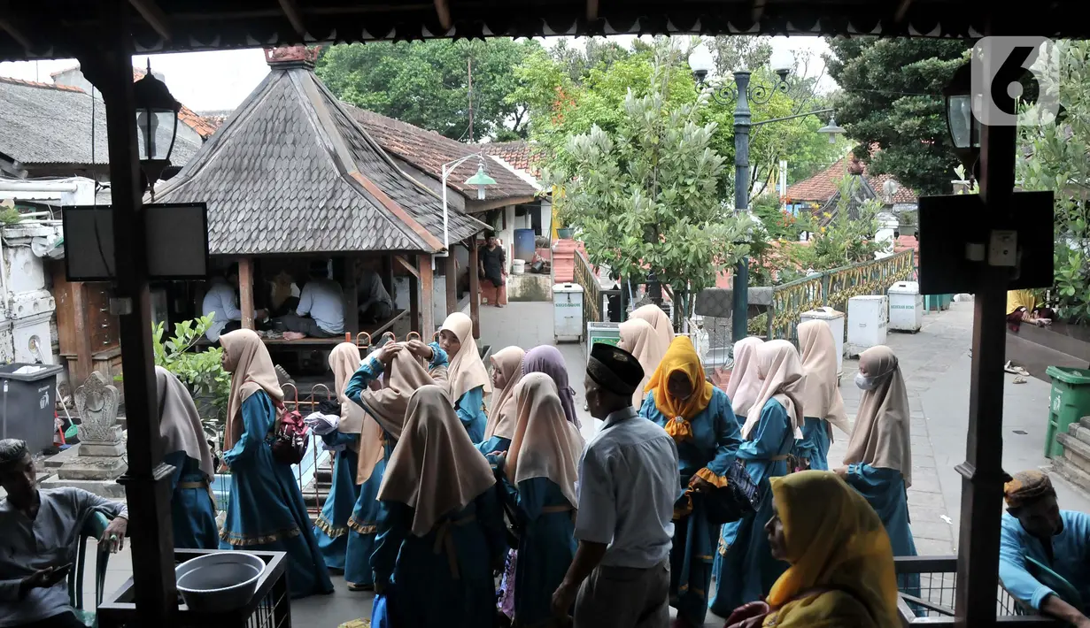 Peziarah berdatangan ke makam Sunan Gunung Jati di Cirebon, Jawa Barat, Kamis (31/3/2022). Makam Sultan Syarif Hidayatullah atau Sunan Gunung Jati merupakan salah satu lokasi yang ramai didatangi para peziarah sebagai tradisi jelang bulan suci Ramadhan. (merdeka.com/Iqbal S. Nugroho)