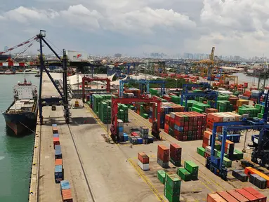  Suasana bongkar muat terminal peti kemas PT Nusantara Pelabuhan Handal ( NPH ) di pelabuhan tanjung priok, Jakarta, Selasa (7/2). Terminal tersebut dapat menampung  kapasitas 600 ribu TEUS pertahun. (Liputan6.com/Angga Yuniar)
