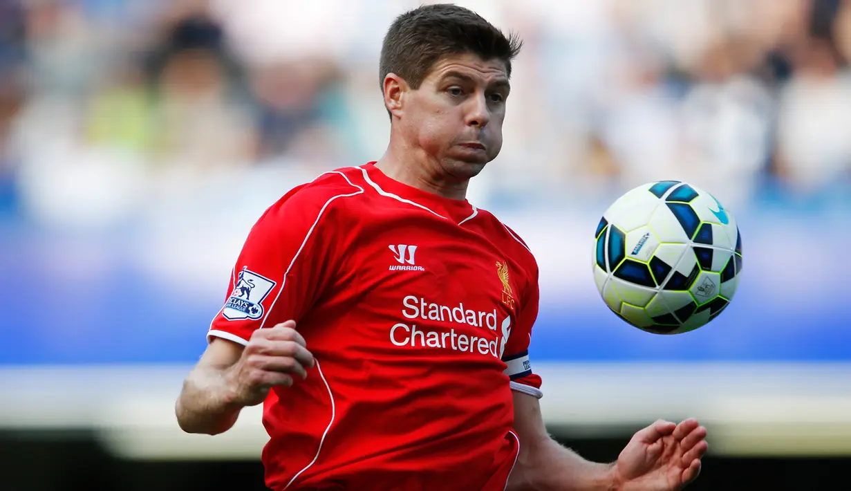 Gelandang Liverpool, Steven Gerrard berusaha mengontrol bola saat Laga Liga Premier Inggris di Stamford Bridge,  Minggu (10/5/2015). Chelsea bermain imbang 1-1 atas Liverpool.(Reuters/Carl Recine)