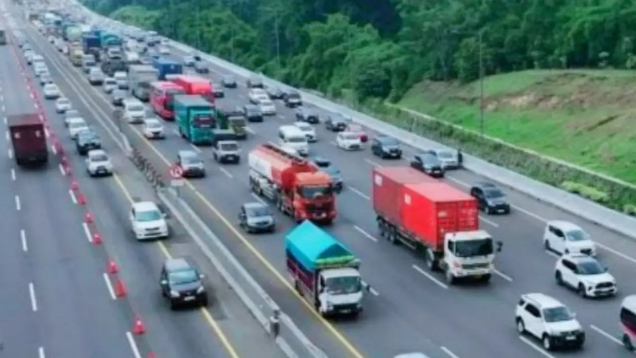 Kondisi arus lalu lintas saat penerapan contraflow di jalan Tol Jakarta-Cikampek.