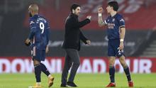 Pelatih Arsenal, Mikel Arteta, merayakan kemenangan bersama Hector Bellerin usai melawan Southampton pada laga Liga Inggris di Stadion St Mary, Selasa (26/1/2021). Arsenal menang dengan skor 3-1. (AP/Frank Augstein, Pool)