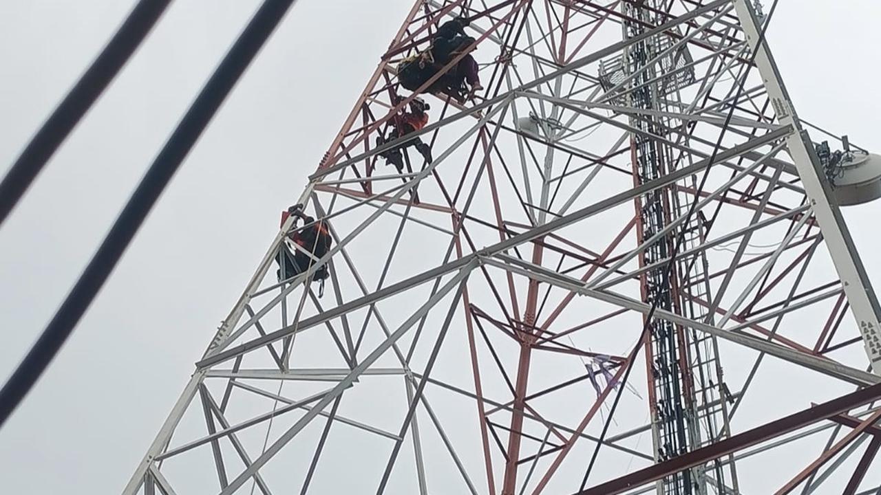 Proses evakuasi korban percobaan bunuh diri di atas tower pemancar. Foto :( Dokumen Basarnas Lampung)
