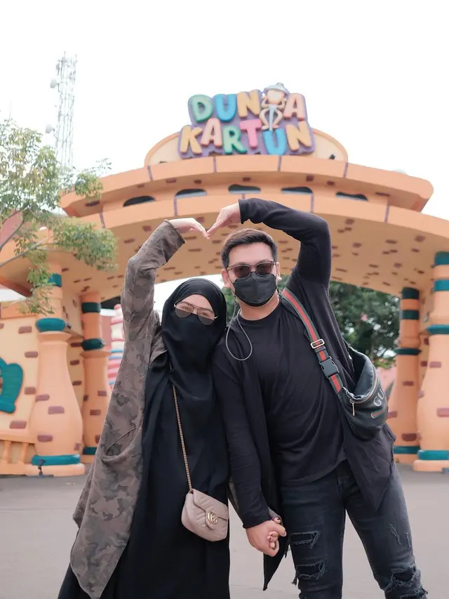 6 Potret Wardah Maulina, Selebgram yang Izinkan Suaminya Poligami