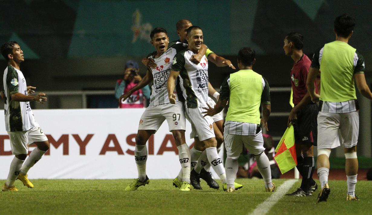 Para pemain PS Tira merayakan gol yang dicetak Aleksandar Rakic ke gawang PSMS Medan pada laga Liga 1 di Stadion Pakansari, Jawa Barat, Rabu (5/12). PSMS kalah 2-4 dari PS Tira. (Bola.com/Yoppy Renato)