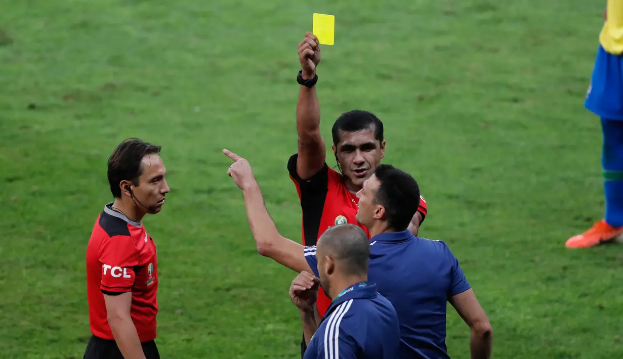 Wasit Roddy Zambrano memberi kartu kuning kepada pelatih Argentina Lionel Scaloni saat timnya menghadapi Brasil dalam semifinal Copa America 2019 di Stadion Mineirao, Brasil, Selasa (2/7/2019). Brasil lolos ke final Copa America 2019 setelah menghajar Argentina 2-0. (AP Photo/Nelson Antoine)
