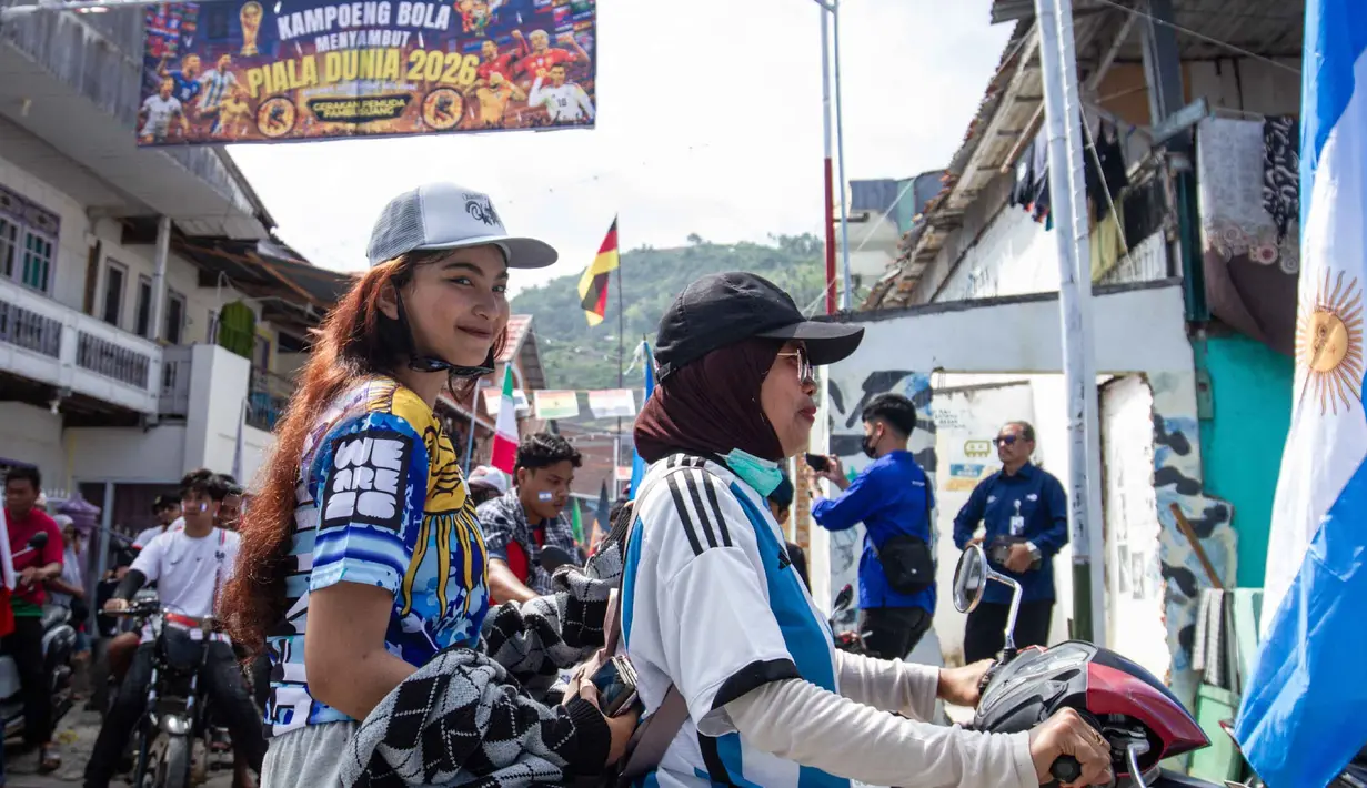 Penggemar sepak bola berpartisipasi dalam konvoi menyambut turnamen sepak bola Piala Dunia 2026 di Polewali Mandar, Sulawesi Barat, Kamis 11 Juni 2026. (Muhammad SALIM/AFP)