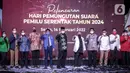 Ketua KPU RI Ilham Saputra bersama jajaran komisioner foto bersama usai mencoblos surat suara sebagai telah diluncurkan Hari Pemungutan Suara Pemilu Serentak Tahun 2024 di Gedung KPU, Jakarta, Senin (14/2/2022). (Liputan6.com/Faizal Fanani)