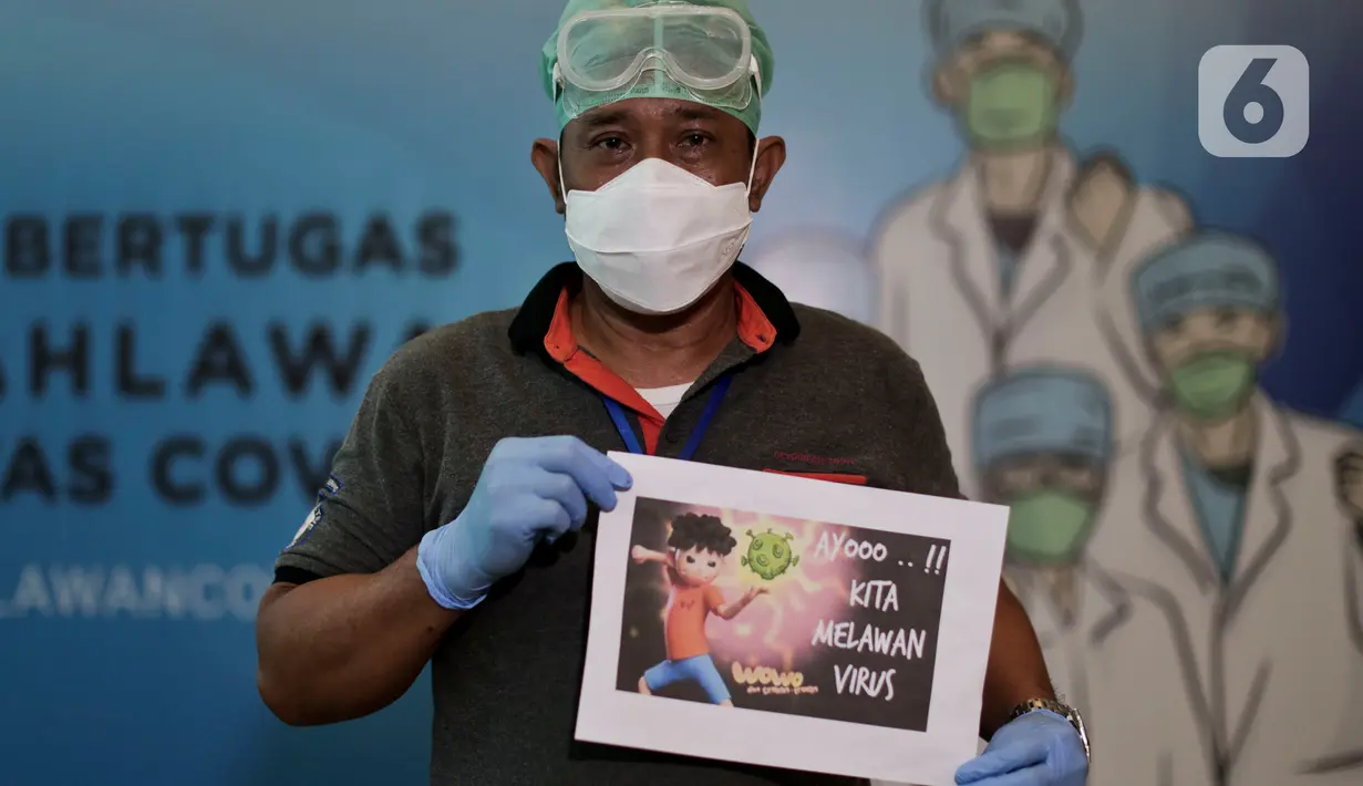 Dokter dan tenaga medis membawa tulisan berisi pesan dan tulisan untuk melawan virus corona saat sesi foto di posko tenaga medis Covid-19, Jakarta, Kamis (2/4/2020). Aksi ini mengharapkan masyarakat berdiam diri di rumah, untuk ikut bergerak memutus mata rantai covid-19. (Liputan6.com/Johan Tallo)