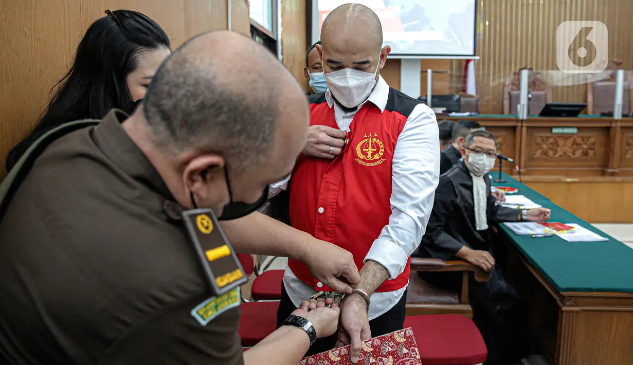 Petugas melepas borgol terdakwa Baiquni Wibowo jelang sidang perdana di Pengadilan Negeri Jakarta Selatan, Rabu (19/10/2022). Enam perwira polisi menjalani sidang perdana kasus obstruction of justice atau tindakan menghalang-halangi penyidikan kematian Nofriansyah Yosua Hutabarat atau Brigadir J pada Rabu hari ini. (Liputan6.com/Faizal Fanani)