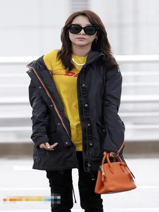 Lantas, apa yang membuat penampilan gadis ini begitu di ejek netizen? Ternyata, Dara mengenakan kaus oblong bertuliskan DHL, hal tersebut menjadi pertanyaan besar untuk netizen. (Soompi/Bintang.com)