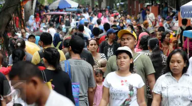 Kebun Binatang Ragunan masih menjadi tempat favorit untuk rekreasi bagi warga ibukota dan sekitarnya, Jakarta, Minggu (27/12/2015). Harga tiket yang murah menjadi alasan utama para pengunjung ke Ragunan. (Liputan6.com/Helmi Afandi)