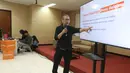 Edu Krisnadefa menekankan pentingnya momentum, format penulisan yang tepat, serta penyampaian pesan yang netral agar informasi dapat diterima dengan baik. Tampak dalam foto, Managing Editor Liputan6.com, Edu Krisnadefa, saat memberikan presentasi materi pada program Liputan6.com Connect di kampus Vokasi Universitas Indonesia, Depok, Jawa Barat pada 11 November 2025. (Liputan6.com/Helmi Fithriansyah)