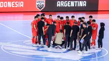 Pemian Timnas Futsal Indonesia melakukan briefing dengan pelatih Hector Souto setelah laga lanjutan 4 Nations World Series 2025 melawan Argentina di Jakarta International Velodrome, Rawamangun, Sabtu (01/02/2025). (Bola.com/Bagaskara Lazuardi)