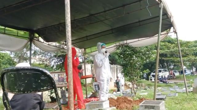 7 Potret Suasana Lokasi Pemakaman Rina Gunawan, Satu Makam dengan Sang Ayah