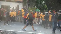 Pria berbaju hitam dengan masker oranye membawa parang di tengah aksi demo di Makassar (Liputan6.com/Fauzan)