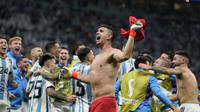 Kiper Timnas Argentina, Emiliano Martinez merayakan kemenangan atas Belanda melalui adu penalti dalam laga babak perempatfinal Piala Dunia 2022 di Lusail Stadium, Lusail, Qatar, Sabtu (10/12/2022) dini hari WIB. (AP/Ricardo Mazalan)
