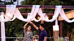 Momen bulan madu lagi ini ia sampaikan dalam keterangan Instagramnya. Shandy pun unggah momen romantis saat berdansa dengan sang suami. Kalimat dalam keterangan Instagramnya pun cukup banyak disorot netizen. (Liputan6.com/IG/@shandyaulia)