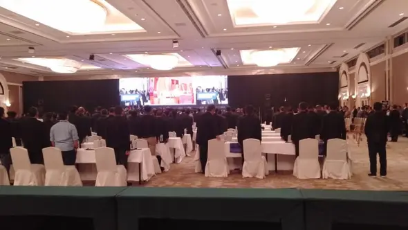 Peserta Kongres PSSI menyanyikan Lagu Indonesia Raya pertanda dibukanya Kongres (Cakrayuri Nuralam)