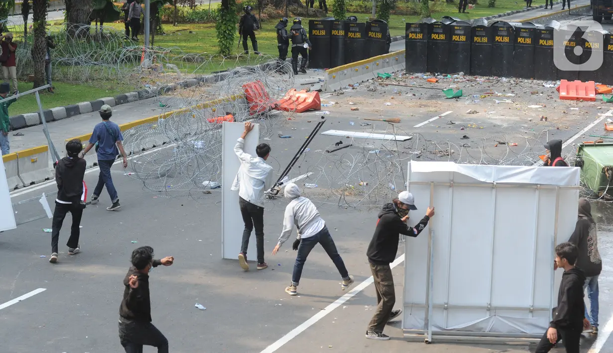 Pengunjuk rasa yang menolak UU Cipta Kerja terlibat bentrok dengan polisi di kawasan Patung Kuda, Jakarta, Kamis (8/10/2020). (merdeka.com/Arie Basuki)