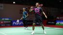 Pebulu tangkis tunggal putra Indonesia, Jonatan Christie (kanan) dan pelatih kepala Irwansyah melakukan latihan menjelang Indonesia Open 2023 di Istora Senayan, Jakarta, Senin (12/06/2023). Turnamen BWF Super 1000 tersebut diikuti oleh 268 atlet dari 20 negara yang berlangsung pada 13-18 Juni 2023. (Bola.com/Bagaskara Lazuardi)