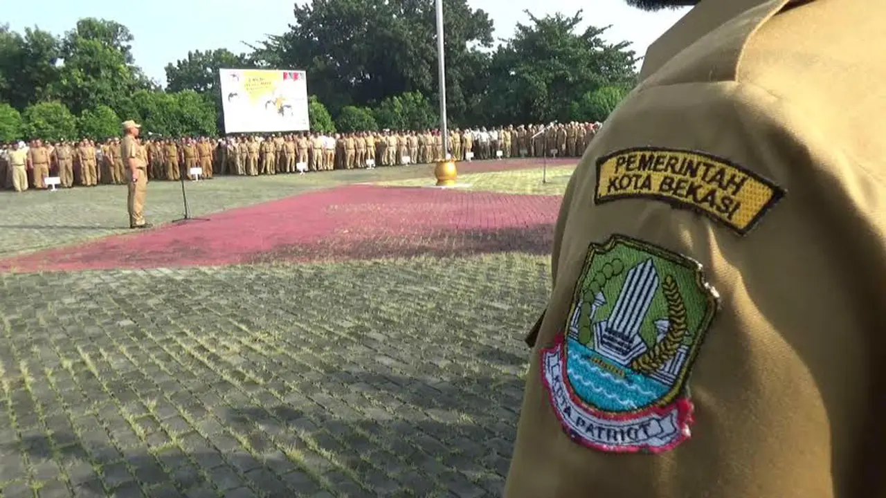 Pemkot Bekasi gelar apel pagi di hari pertama masuk kerja usai Lebaran.