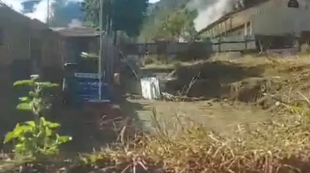 Sebuah bangunan gedung Sekolah Dasar (SD) Negeri Inpres Pogapa, Distrik Homeyo, Kabupaten Intan Jaya,&nbsp;dibakar kelompok teroris Papua pada Rabu pagi (1/5/2024). (Merdeka.com/Bachtiarudin Alam)