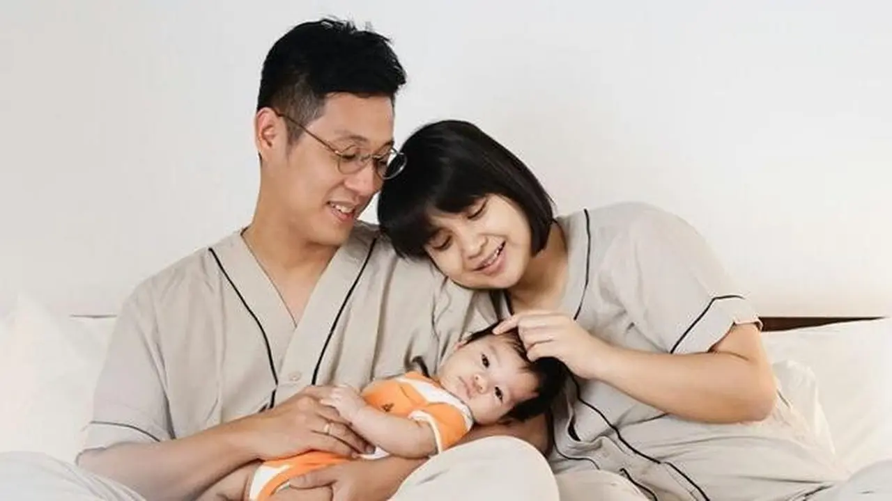 Gemas, Junior Liem dan Keluarga Foto Pakai Baju Daerah