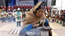 Masyarakat adat melakukan ritual Andean selama upacara peresmian pemerintahan baru di masyarakat adat Uru Chipaya di Bolivia selatan (31/1). (AFP Photo/Aizar Raldes)