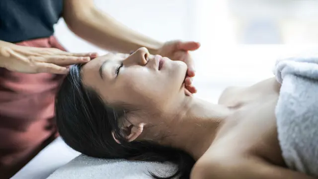 Rutin memijat kepala berpengaruh bagi kesehatan rambut.