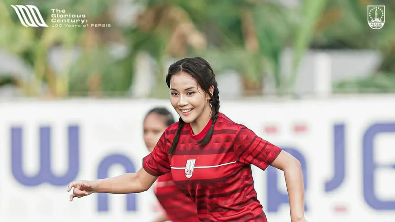 Potret Cantik Shafira Ika Putri Beraksi di Lapangan Menggiring Si Kulit Bundar