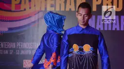 Model mengenakan busana karya unggulan narapidana di gedung Kementerian Perindustrian, Jakata (3/4). Dengan karya ini diharapkan masyarakat dapat melihat bahwa lapas bukanlah lembaga yang membelenggu kreativitas para narapidana. (Merdeka.com/Imam Buhori)