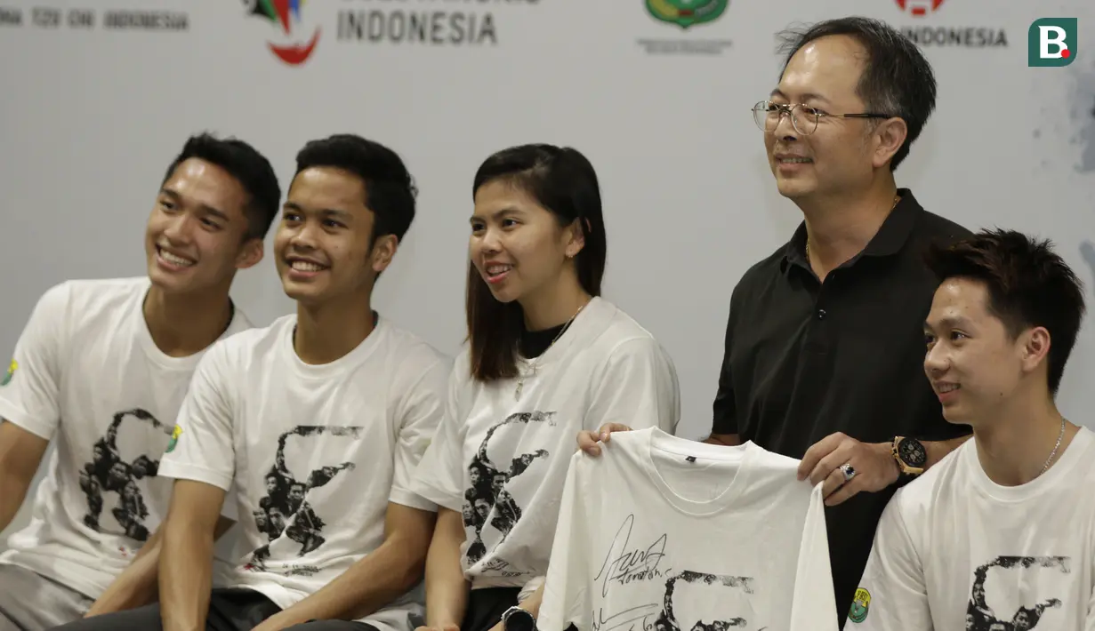 Pemenang lelang foto bersama saat lelang untuk Palu dan Donggala di Grand Indonesia, Jakarta, Sabtu (24/11). Pebulutangkis Indonesia lelang barang untuk bantu korban bencana alam. (Bola.com/Vitalis Yogi Trisna)