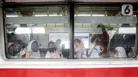 Sejumlah siswa sekolah dasar (SD) naik kereta saat mengikuti perayaan Hari Anak Nasional yang digelar KAI Commuter di Stasiun Jakarta Kota, Jakarta, Jumat (22/7/2022). Kegiatan tersebut sekaligus bertujuan untuk mengenalkan moda transportasi kereta kepada siswa sejak dini. (Liputan6.com/Faizal Fanani)