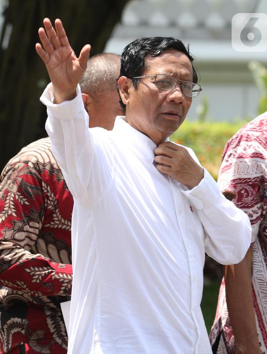 Mantan Ketua Mahkamah Konstitusi Mahfud MD melambaikan tangan saat tiba di kompleks Istana, Jakarta, Senin (21/10/2109). Kedatangan Mahfud MD berlangsung jelang pengumuman menteri Kabinet Kerja Jilid II oleh Presiden Joko Widodo atau Jokowi. (Liputan6.com/Angga Yuniar)