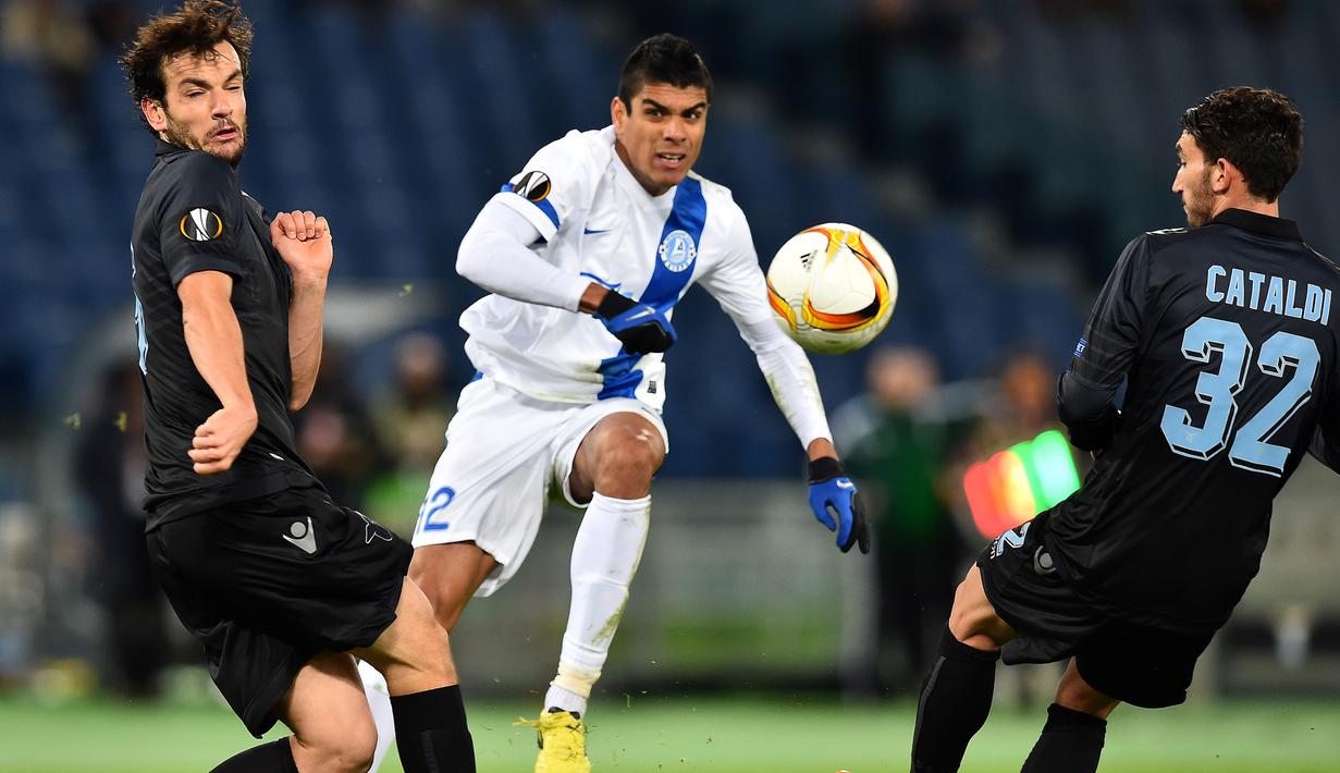Pemain Dnipropetrovsk, Leo Matos, menendang bola ke arah gawang Lazio dalam lanjutan Grup G Liga Europa yang berlangsung di Stadion Olimpico, Roma, Jumat (27/11/2015) dini hari WIB. (AFP Photo/Gabriel Bouys)