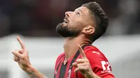 Olivier Giroud - Bomber veteran asal Prancis itu datang ke AC Milan pada bursa transfer musim panas ini dengan mahar 1 juta euro. Meski sudah bersuia 34 tahun Namun, Rossoneri tidak ragu menaruhkan kepercayaan penuh kepada sang pemain untuk jadi ujung tombak musim ini. (Foto: AP/Luca Bruno)