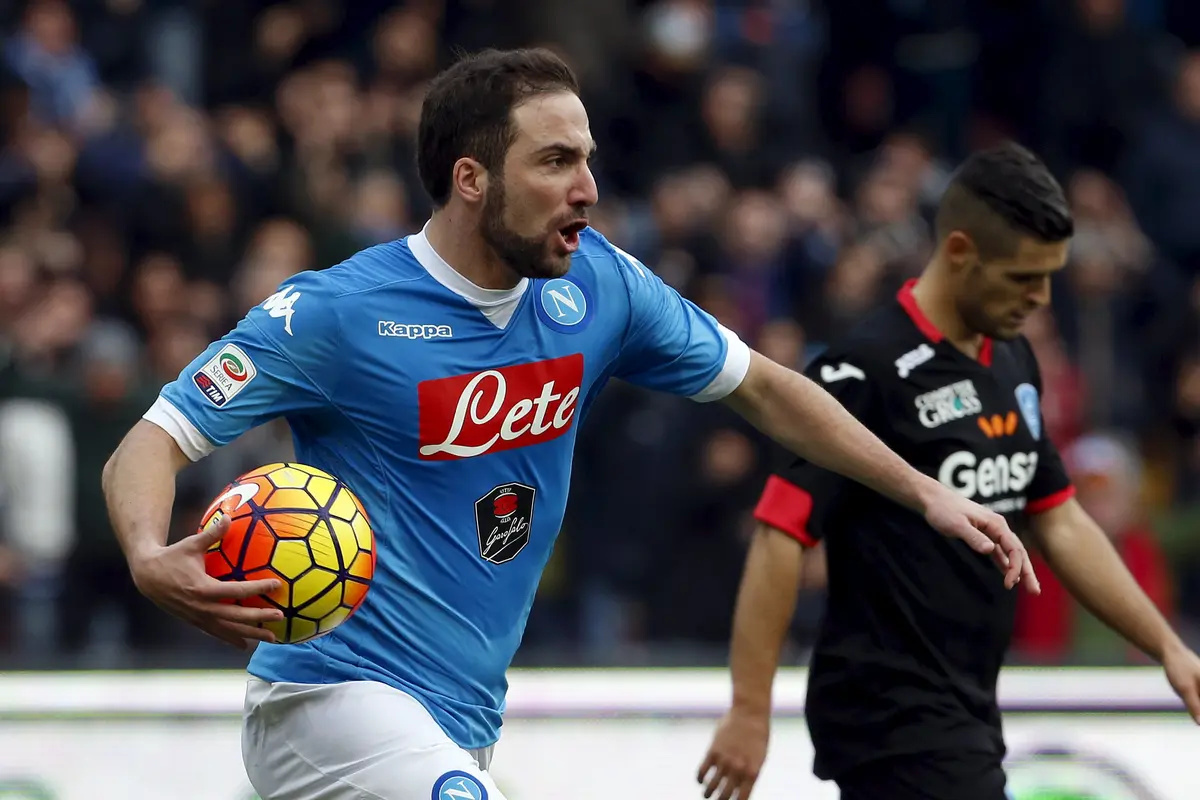 Gonzalo Higuain mencetak gol ke gawang Empoli