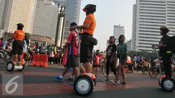 Satuan Polwan Polda Metro Jaya  yang tergabung dalam Direktorat Pengaman Objek vital sedang melakukan patrol di Bundaran HI, Jakarta, Minggu (13/9/2015). Sebanyak 7 segway baru dipakai untuk pengamanan jalannya car free day. (Liputan6.com/Gempur M Surya)