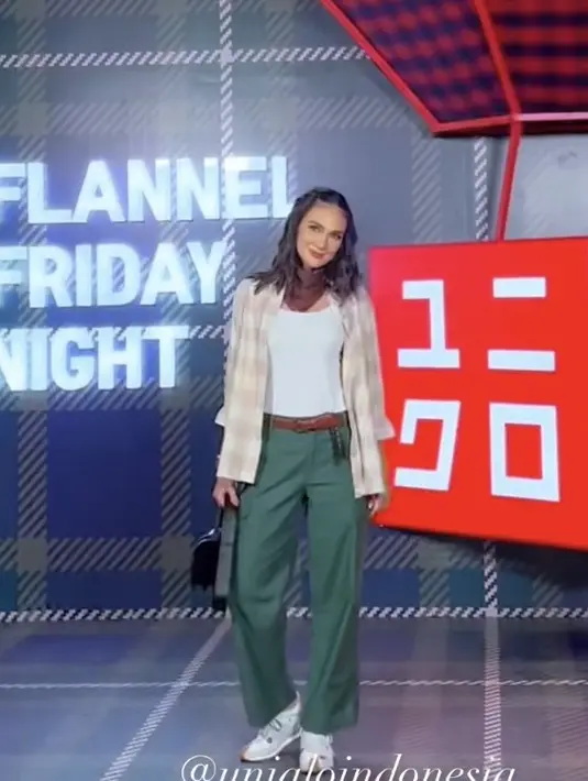Luna Maya tampil chic dengan flannel warna pastel yang dijadikan outer dipadukan spaghetti strap putih, dan celana hijau lengkap dengan belt coklatnya. [@lunamaya]