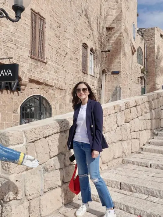 Bak anak muda, penyanyi itu melengkapi gayanya dengan ripped jeans dan sneakers.