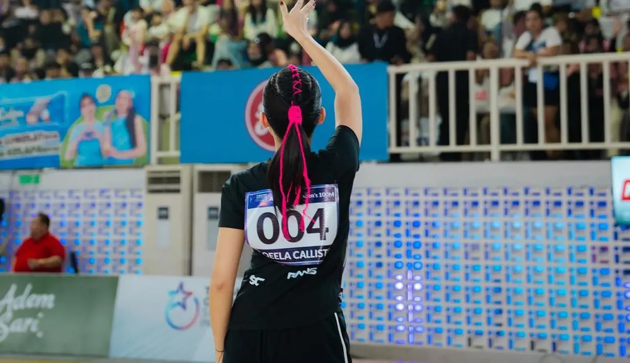 Aqeela Aza Calista pun tampak menata rambutnya dengan cara yang unik. Ia membagi rambutnya menjadi beberapa bagian dari bagian depan, mengepang sebagian, lalu menyatukan dengan sisa rambut lainnya, disatukan dengan gaya kuncir kuda. Kepangan rambut di bagian tengah juga dipermanis dengan pita pink. [Foto: Instagram/
aqeelacalista]