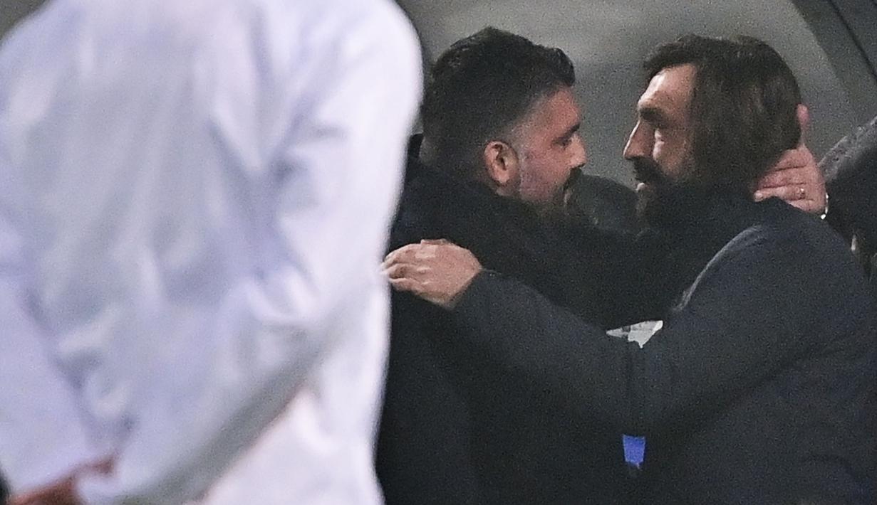 Pelatih Juventus, Andrea Pirlo, berbincang dengan pelatih Napoli, Gennaro Gattuso, pada laga final Piala Super Italia di Stadion Mapei, Rabu (20/1/2021). Juventus menang dengan skor 2-0 atas Napoli. (AFP/Miguel Medina)