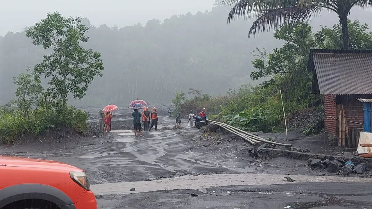 Banjir lahar dingin Gunung Semeru terjang Lumajang. (Dian Kurniawan/liputan6.com)
