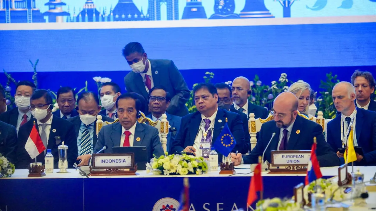 Presiden Joko Widodo (Jokowi) ketika menghadiri KTT Asia Timur (EAS) ke-17 pada Minggu (13/11) di Hotel Sokha, Phnom Penh, Kamboja