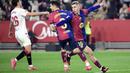 Pemain Barcelona, Fermin Lopez melakukan selebrasi setelah mencetak gol kedua timnya ke gawang Sevilla dalam laga lanjutan Liga Spanyol 2024/2025 di Ramon Sanchez Pizjuan Stadium, Sevilla, Spanyol, Senin (10/02/2025) dini hari WIB. (AFP/Cristina Quicler)