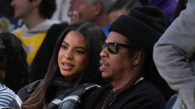 Blue Ivy tampak sangat mirip dengan Beyoncé saat menghadiri pertandingan NBA bersama ayahnya, Jay-Z.