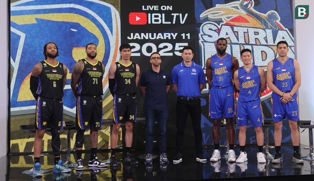 Sejumlah pemain Prawira Harum Bandung dan Satria Muda berfoto bersama dalam acara Media Day IBL 2025 di KYZN Kuningan, Jakarta Selatan, Kamis siang (12/12/2024). (Bola.com/M Iqbal Ichsan)