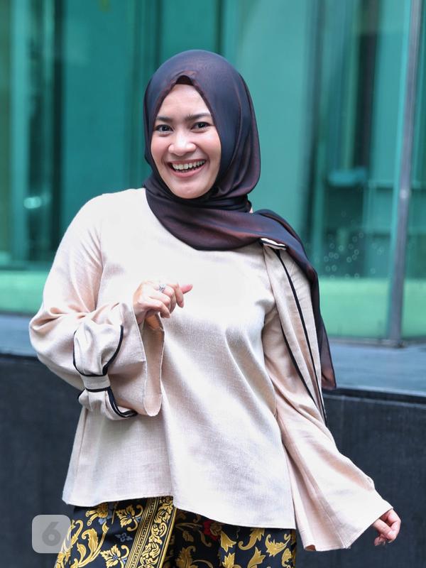 Membuat keputusan untuk mengenakan hijab memang bukan lah hal yang mudah. Hal ini diakui oleh Ikke yang sudah berencana sejak lama dan sempat menghadapi berbagai rintangan tersendiri. (Adrian Putra/Bintang.com)