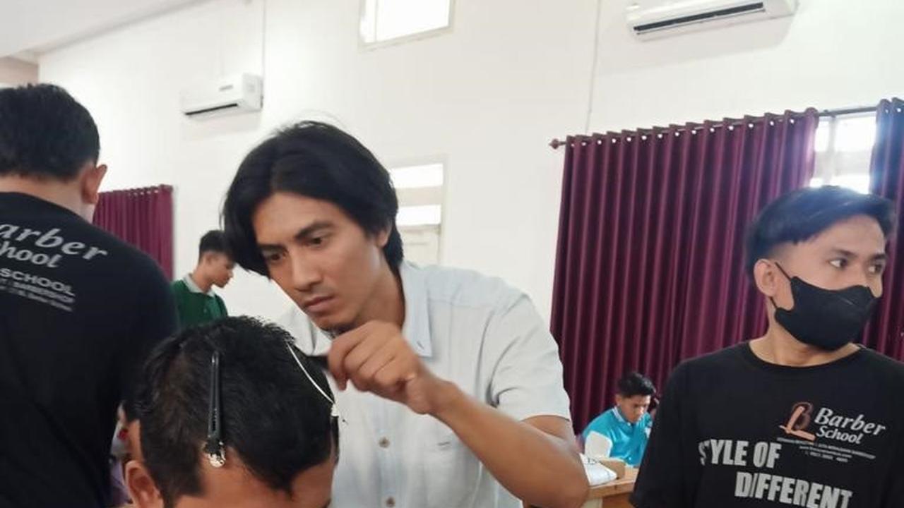 Saat Warga Difabel Banyuwangi Dilatih Mencukur Rambut Ala Barbershop