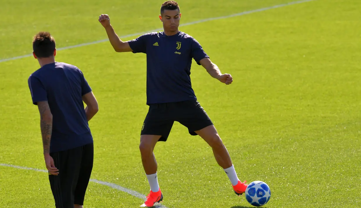 Penyerang Juventus, Cristiano Ronaldo berusaha mengontrol bola selama latihan jelang menghadapi Manchester United pada lanjutan grup H Liga Champions di pusat pelatihan Juventus Continassa di Turin (22/10). (AFP Photo/Marco Bertorello)